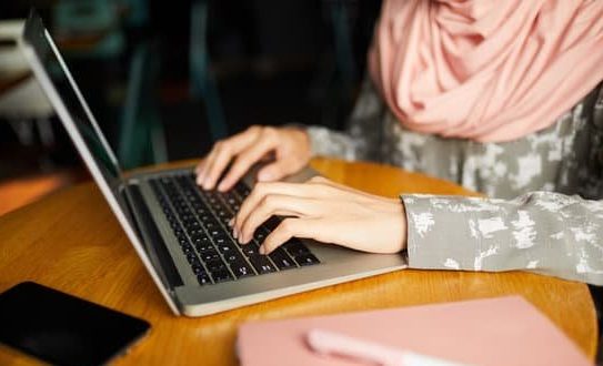 Landing-image-Muslim-woman-on-laptop-